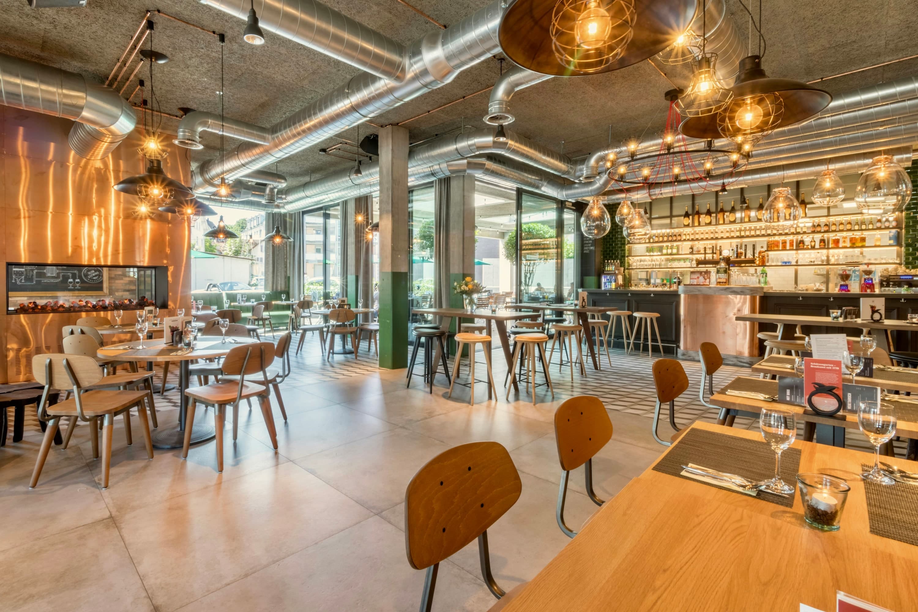 Licht restaurant met houten tafels, klaar voor een nieuwe eigenaar