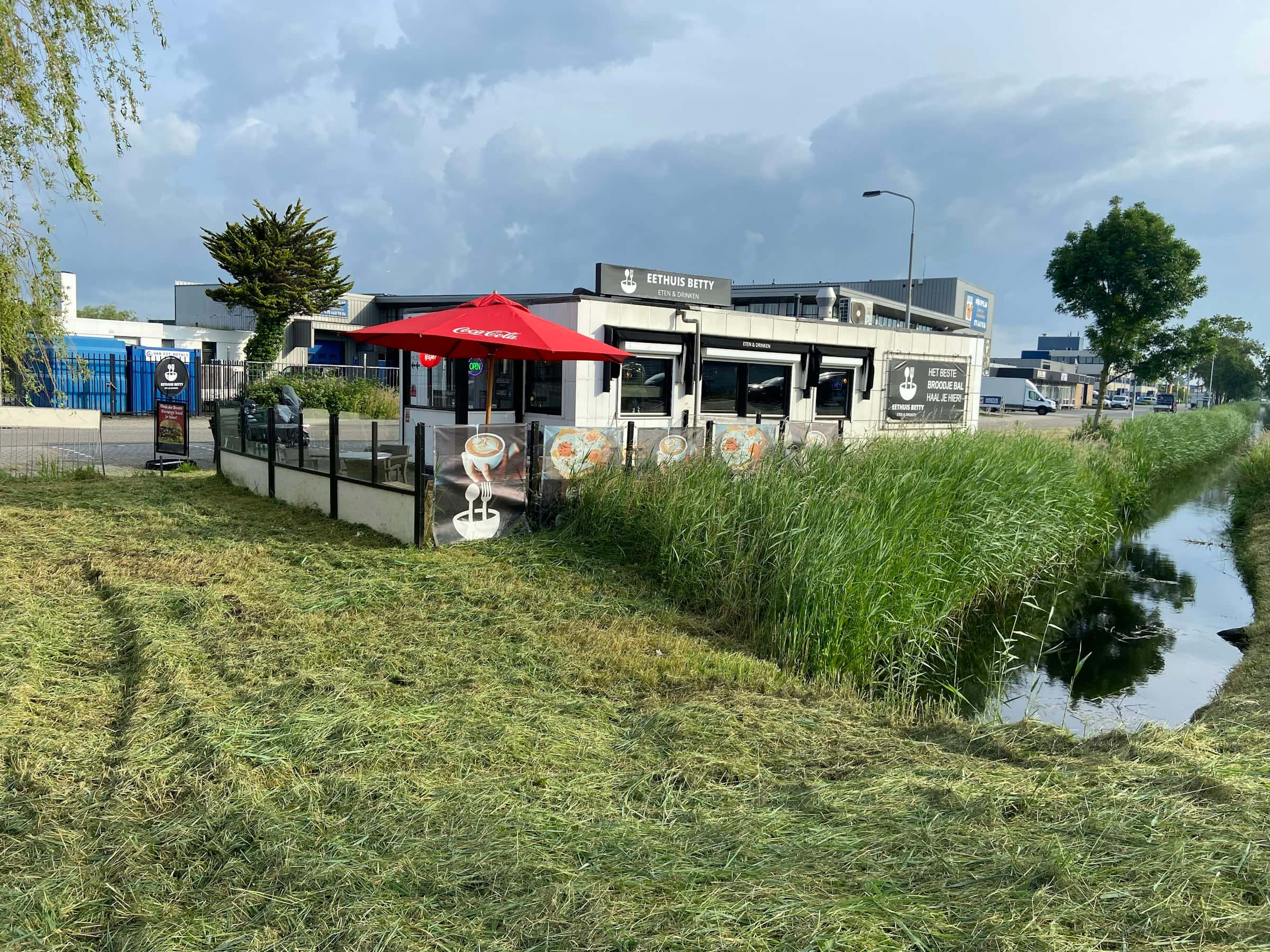 Sfeervolle lunchroom met terras op toplocatie