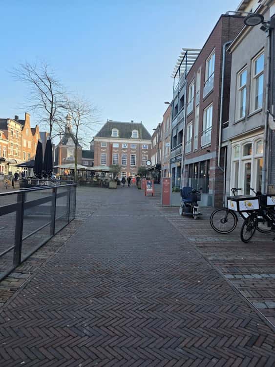 Goed lopende cafetaria op het plein 36 in Tiel